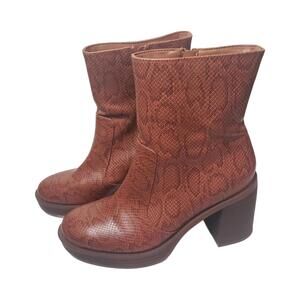 Universal Thread Women's Sz 8 Orange Snake Patterned Faux Leather Boots